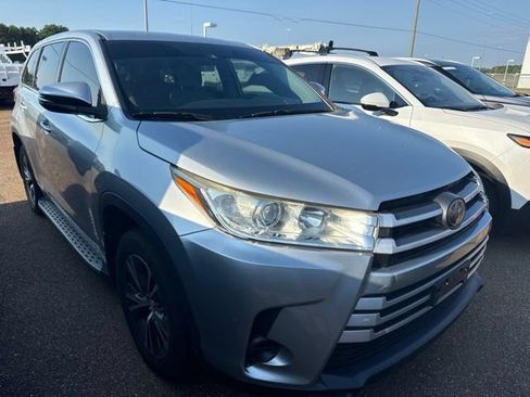 Used 2018 Toyota Highlander LE FWD image 2