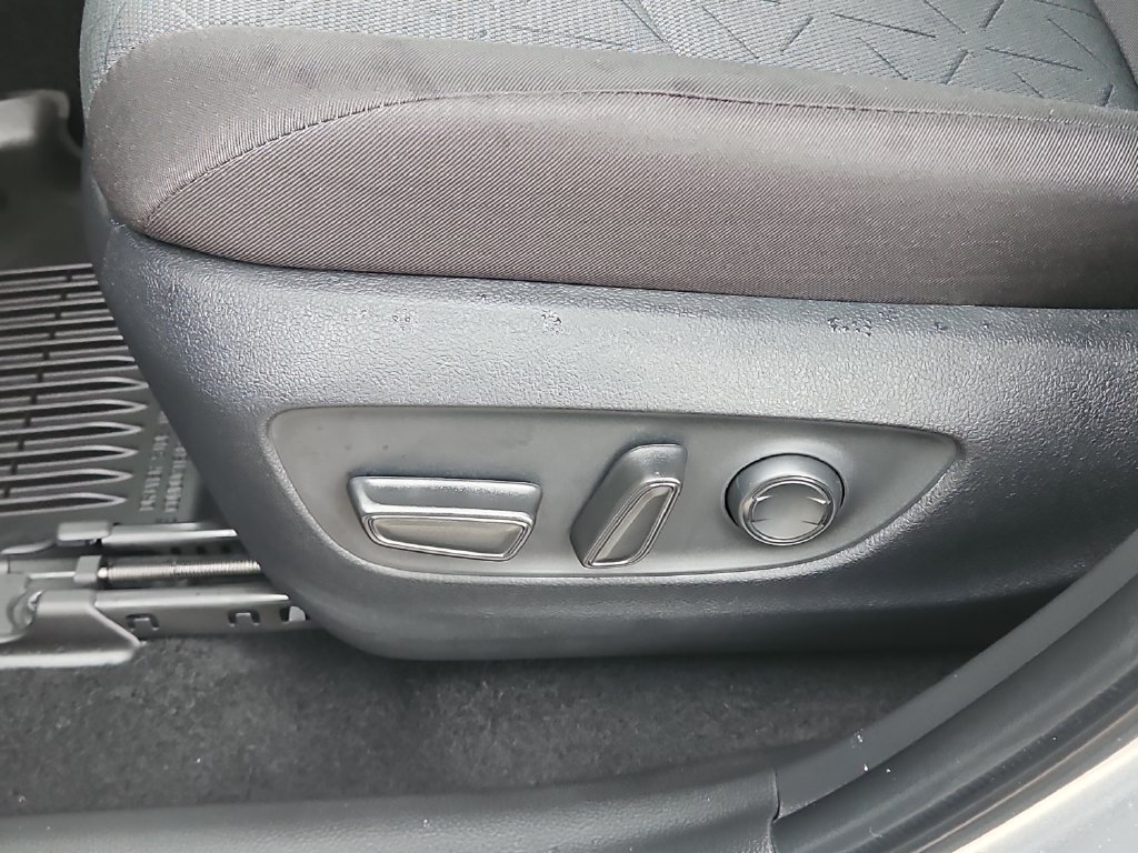 Used 2025 Toyota RAV4 XLE FWD image 16