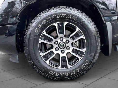 Used 2021 Nissan Titan SV w/ SV Convenience Package image 10