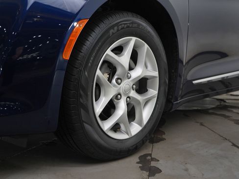 Used 2020 Chrysler Pacifica Limited w/ 8-pass Seating Package image 24