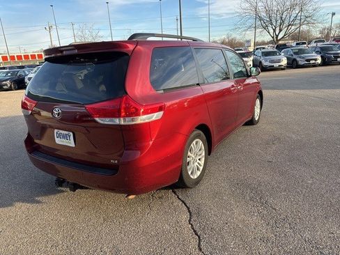 Used 2013 Toyota Sienna XLE image 5