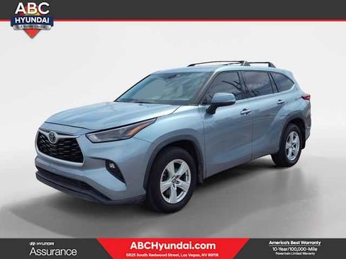 Used 2022 Toyota Highlander LE AWD/4WD image 1
