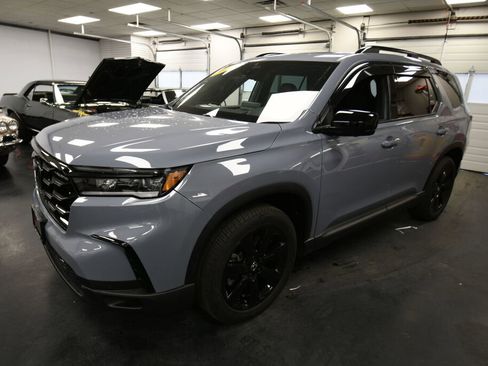 Used 2025 Honda Pilot Black Edition image 3