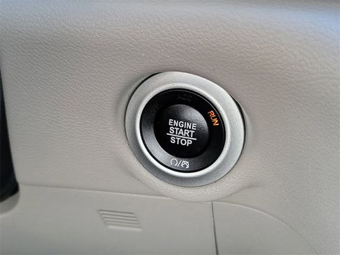 Used 2024 Chrysler Pacifica Touring-L image 8