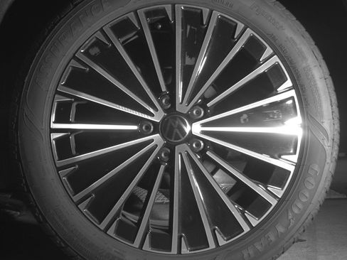 Used 2025 Volkswagen Taos SE image 13