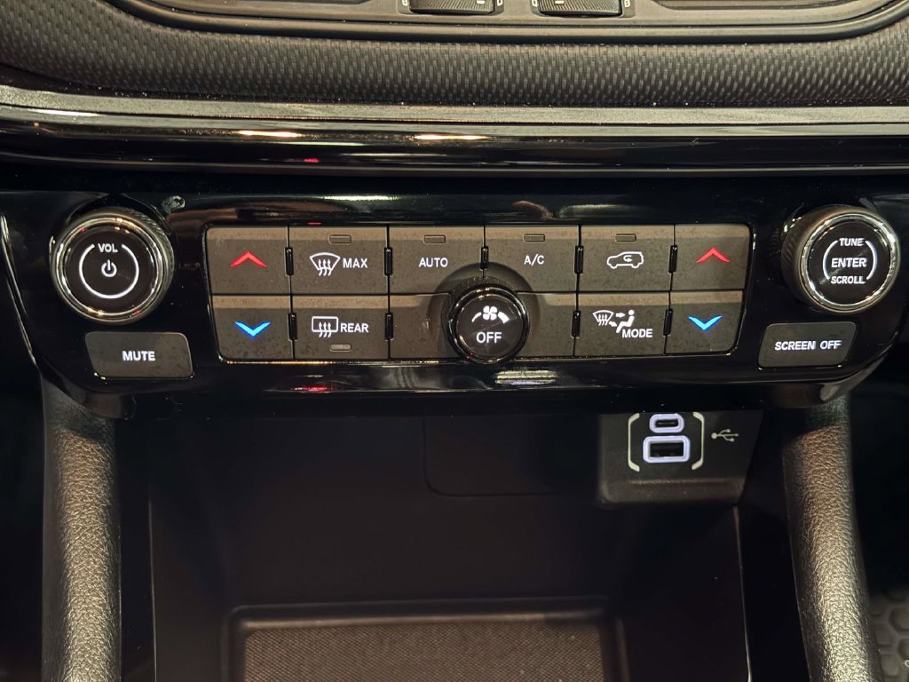 Used 2023 Jeep Compass Latitude w/ Sun and Sound Group AWD/4WD image 25
