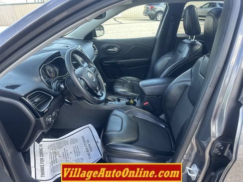 Used 2019 Jeep Cherokee Latitude Plus AWD/4WD image 11