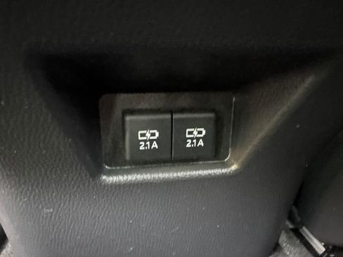 Used 2022 Toyota Venza LE image 20