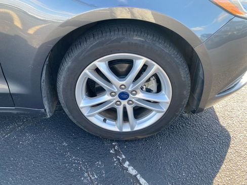 Used 2018 Ford Fusion SE w/ Fusion SE Technology Package image 2