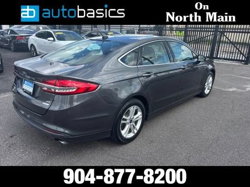 Used 2018 Ford Fusion SE w/ Fusion SE Technology Package FWD image 6
