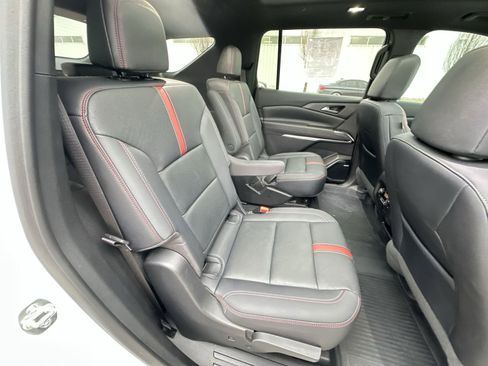 Used 2025 Chevrolet Traverse RS image 28