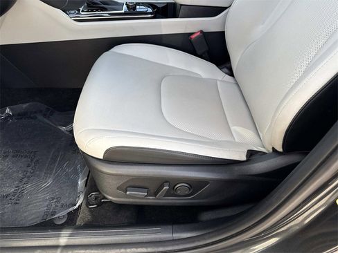 Used 2024 Kia Sportage EX image 11