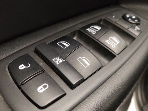 Used 2019 Jeep Grand Cherokee Laredo RWD image 27