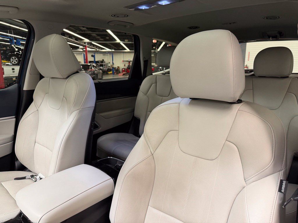 Used 2023 Kia Telluride EX w/ EX Captain's Chair Package AWD/4WD image 22