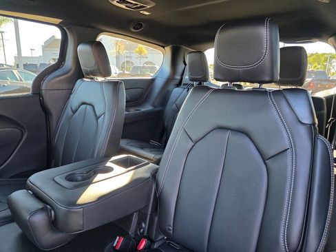 New 2026 Chrysler Pacifica Select image 9