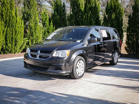 Used 2019 Dodge Grand Caravan SE w/ UConnect Hands-Free Group image 5