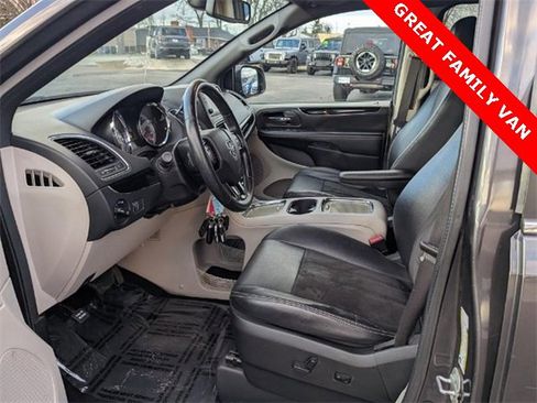 Used 2019 Dodge Grand Caravan SXT image 14