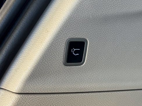 Used 2020 Chrysler Pacifica Touring-L image 17