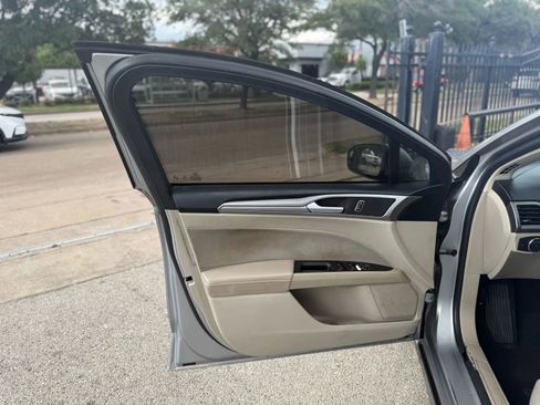 Used 2020 Ford Fusion SE FWD image 8