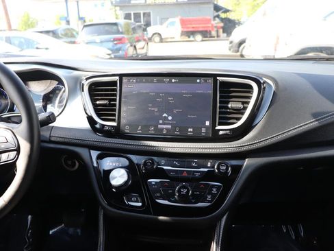 Used 2025 Chrysler Pacifica Limited FWD image 21