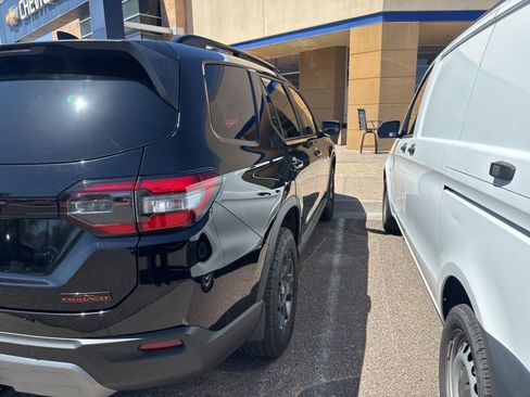 Used 2025 Honda Pilot TrailSport image 3