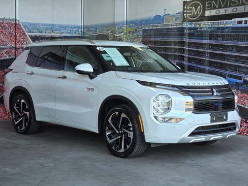 Used 2025 Mitsubishi Outlander 4WD Plug-In Hybrid image 1