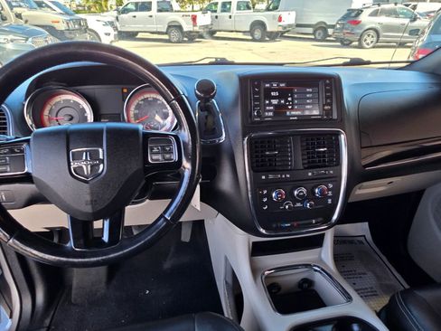 Used 2018 Dodge Grand Caravan SXT image 19