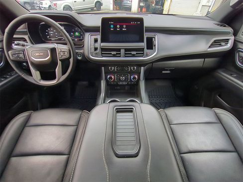 Used 2024 GMC Yukon SLT w/ SLT Luxury Package image 15