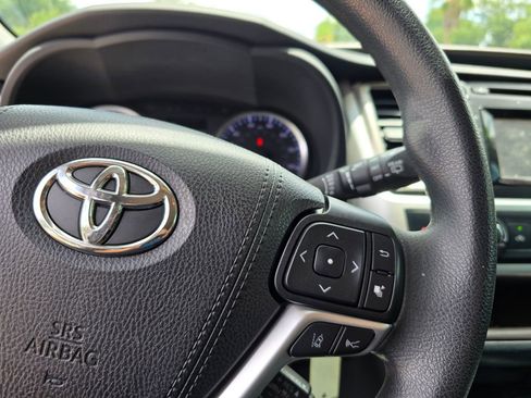 Used 2019 Toyota Highlander LE AWD/4WD image 19