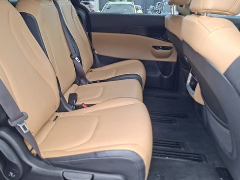 Used 2022 Kia Carnival EX FWD image 23