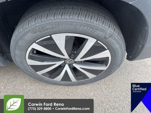 Used 2023 Volkswagen Taos SE w/ Panoramic Sunroof Package image 17