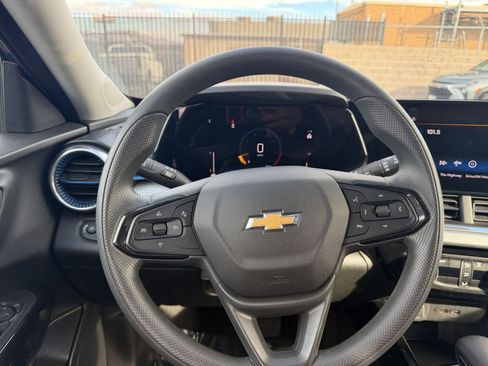 Used 2025 Chevrolet Trax LT image 32