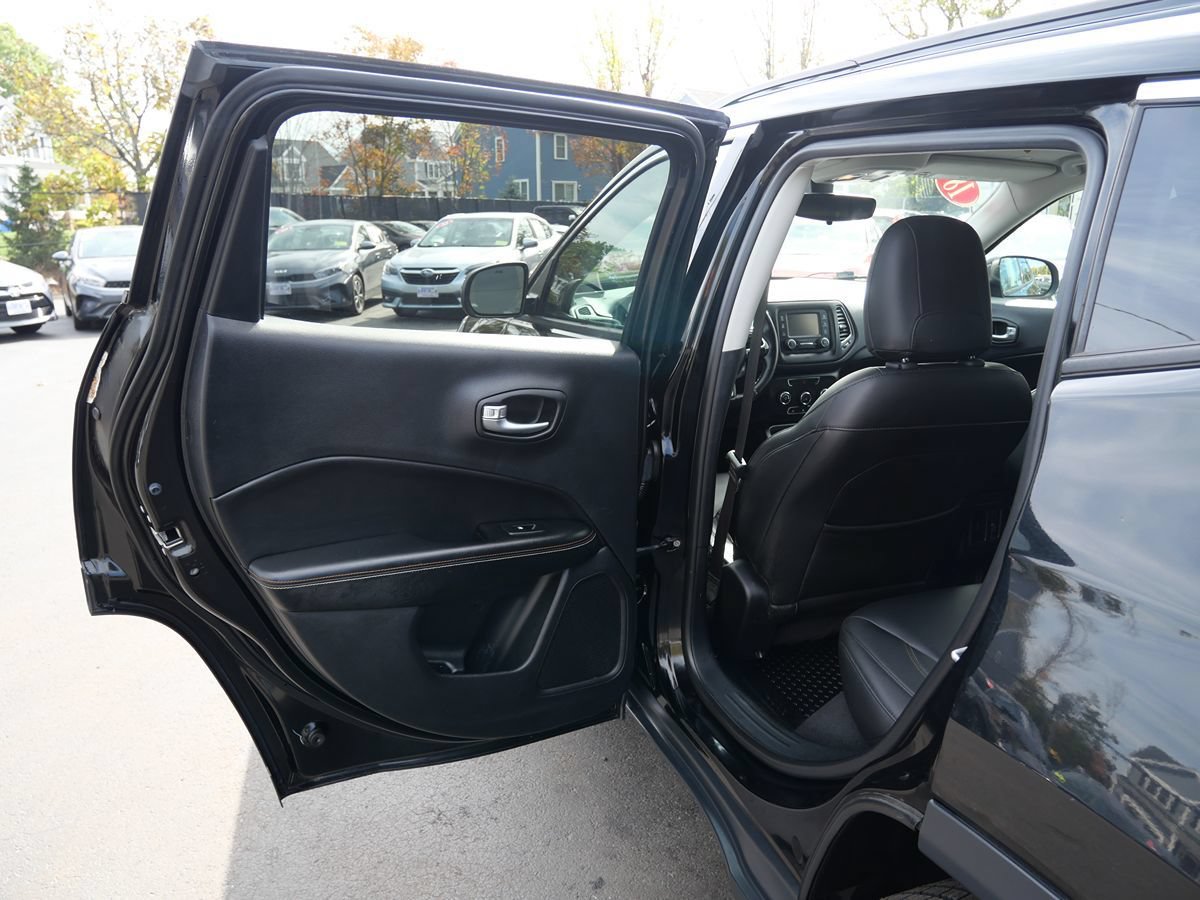 Used 2018 Jeep Compass Latitude w/ Cold Weather Group AWD/4WD image 25