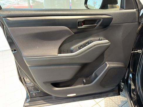 Used 2022 Toyota Highlander LE FWD image 15