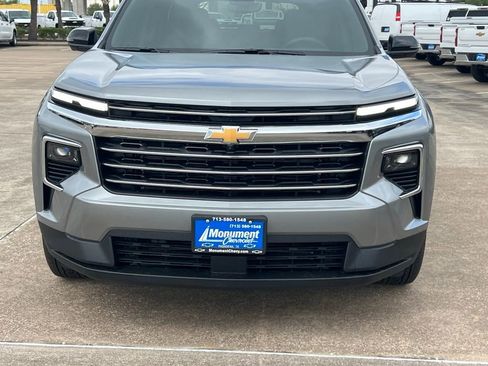 New 2026 Chevrolet Traverse LT w/ Sun and Wheel Package FWD image 3