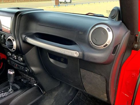 Used 2013 Jeep Wrangler Unlimited Sahara w/ Connectivity Group AWD/4WD image 18