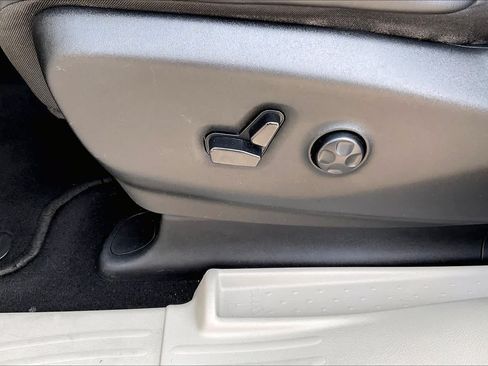 Used 2023 Chrysler Pacifica Touring-L FWD image 52