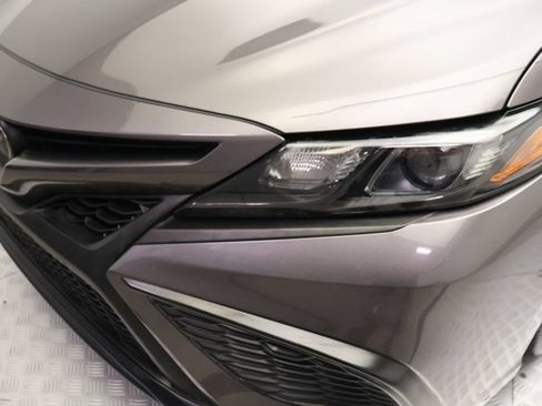 Used 2022 Toyota Camry SE FWD image 3