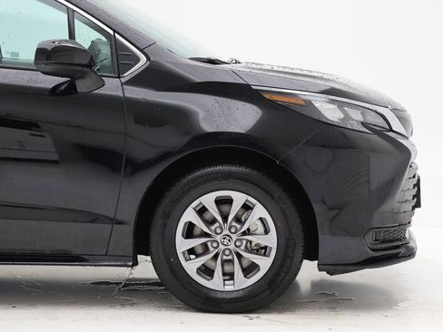 Used 2024 Toyota Sienna LE image 3