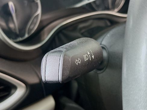 Used 2023 Chrysler Pacifica Touring-L image 17