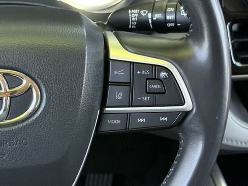 Used 2023 Toyota Highlander XLE FWD image 15