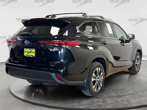Used 2020 Toyota Highlander XLE AWD/4WD image 4