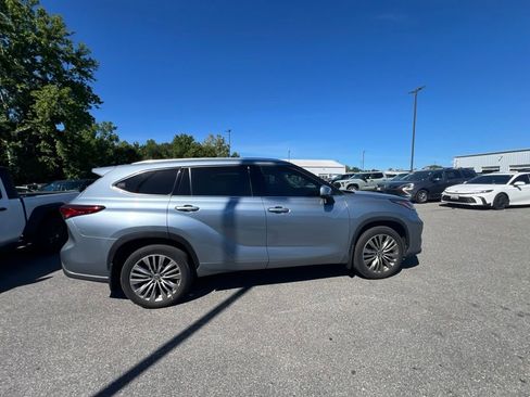 Used 2022 Toyota Highlander Platinum AWD/4WD image 4