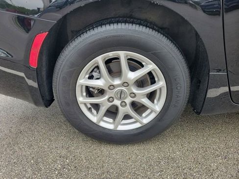 Used 2024 Chrysler Pacifica Touring-L FWD image 6