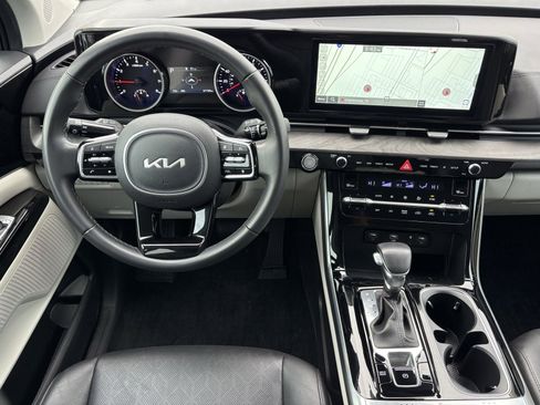 Used 2024 Kia Carnival EX image 3