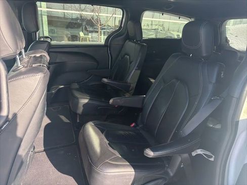 Used 2020 Chrysler Pacifica Touring-L Plus image 12