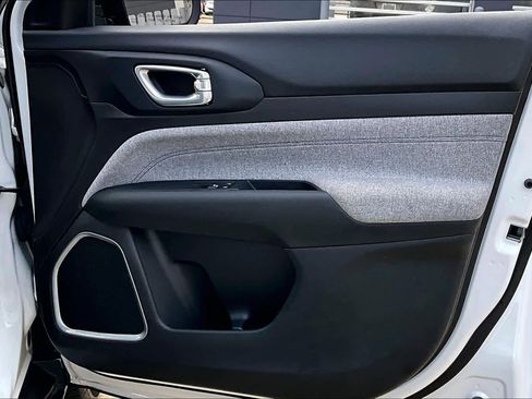 Used 2025 Jeep Compass Latitude image 22