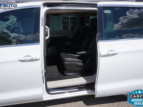 Used 2023 Chrysler Pacifica Touring-L FWD image 20