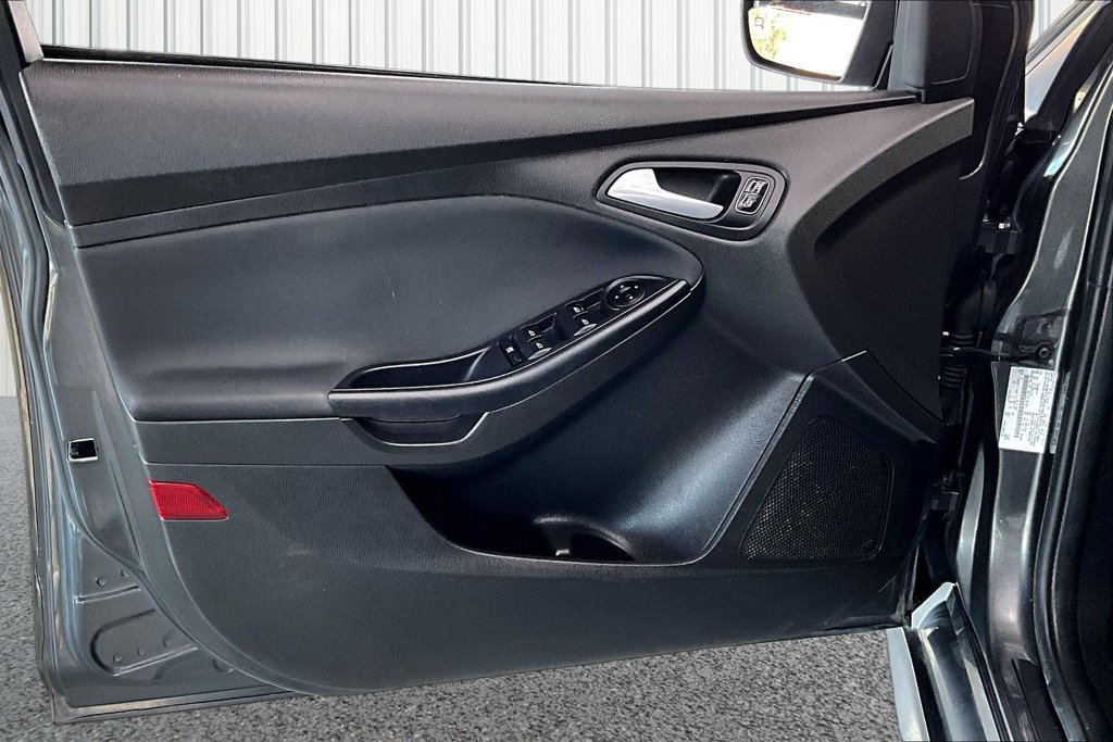 Used 2016 Ford Focus SE w/ SE Sport Package FWD image 18