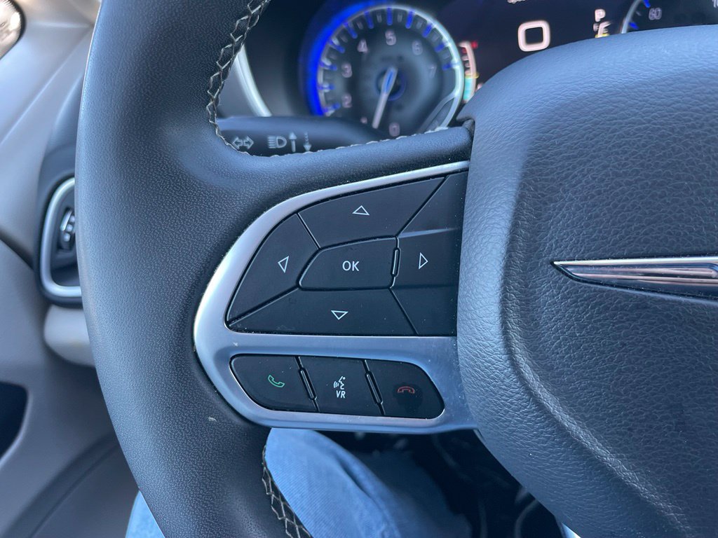 Used 2023 Chrysler Pacifica Touring-L FWD image 19